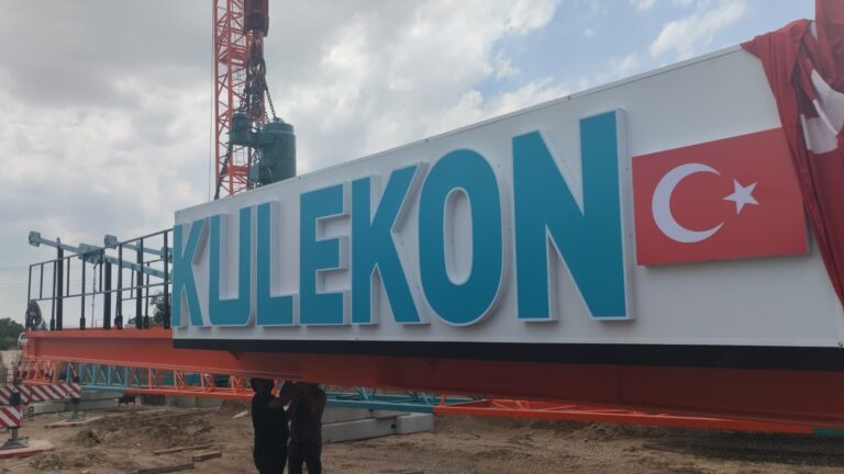 Башенный кран Kulekon, вывеска Kulekon